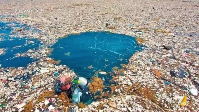 Le isole di plastica nel mezzo dell'oceano