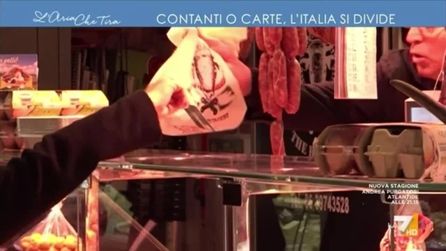 Contanti o carte, l'Italia si divide