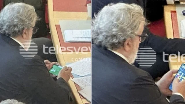 Emiliano gioca a Burraco e Tetris durante la mozione di sfiducia contro di lui: video