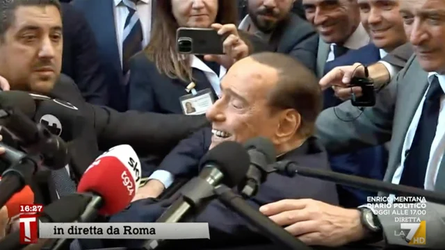 Berlusconi racconta una barzelletta su Biden e Putin: il video