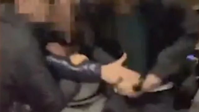 Milano, agente aggredito dal gruppo spara un colpo in aria