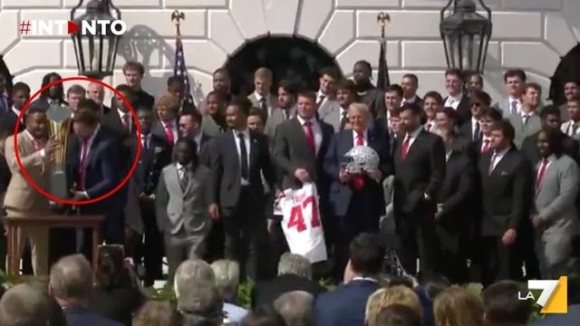 Incidente alla Casa Bianca: Vance fa cadere il trofeo dei campioni dell'Ohio State Buckeyes