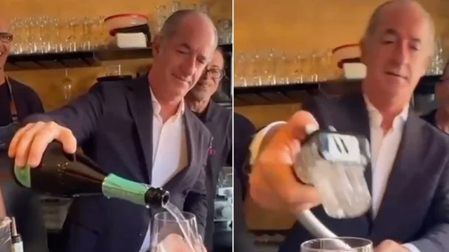 Zaia prepara uno Spritz tra le risate dei presenti: ecco la tecnica del presidente del Veneto