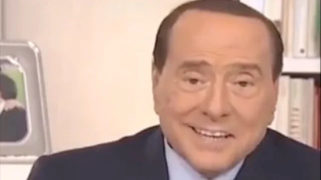 Berlusconi alle donne: "Sono più bello di Letta e per tutta la vita sono andato a caccia del vostro amore"