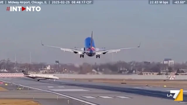 Paura all’aeroporto di Chicago: Boeing 737 evita collisione con un jet privato