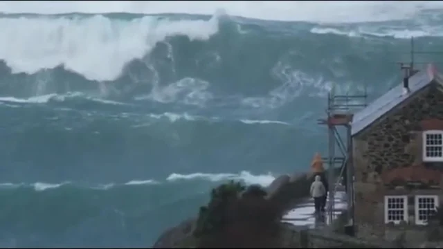 L'onda spaventosa si abbatte sulla costa: le incredibili immagini dalla Cornovaglia