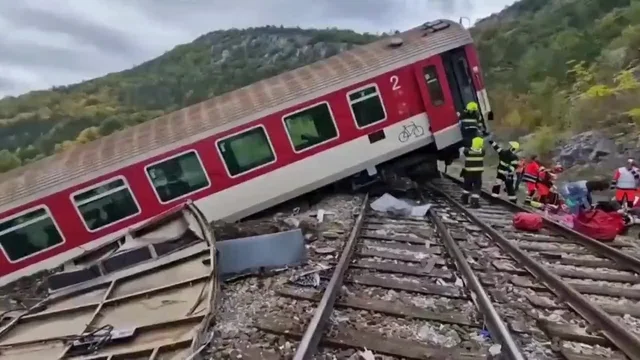 Tragedia in Slovacchia: due treni si scontrano, oltre 100 feriti