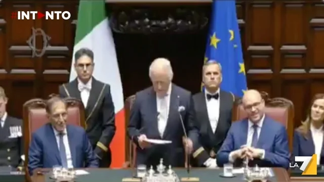 Re Carlo parla in italiano alle Camere: "Spero di non rovinare troppo la lingua di Dante"