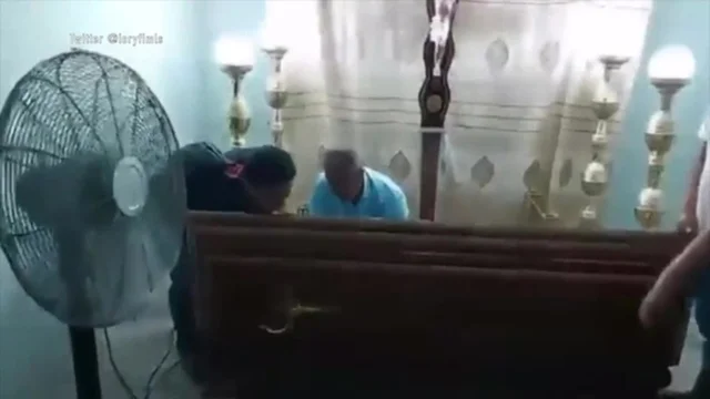 Si risveglia durante i suoi funerali e bussa dalla bara: l'incredibile storia