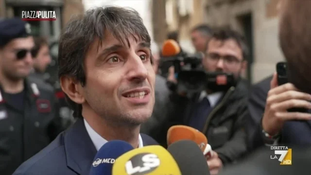 Donzelli (FdI) contro il cronista Giacomo Salvini: “pezzo di m…” - La reazione di Giorgia Meloni