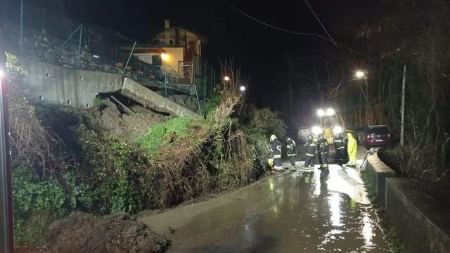 Pieve Ligure, frana interrompe la strada e sfiora uno scuolabus: 1000 persone isolate