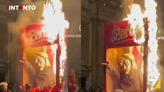 Un fantoccio raffigurante Giorgia Meloni dato alle fiamme al Carnevale di Poggio Mirteto