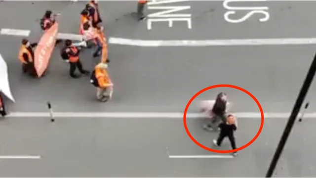 Aggredisce i manifestanti e li scaglia a terra violentemente: le immagini shock