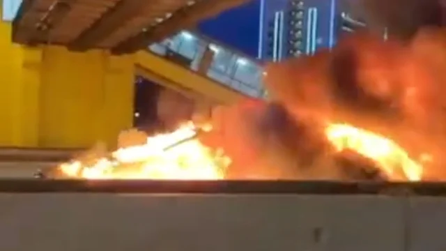 Russia, una Tesla prende fuoco in autostrada: il video dell'esplosione