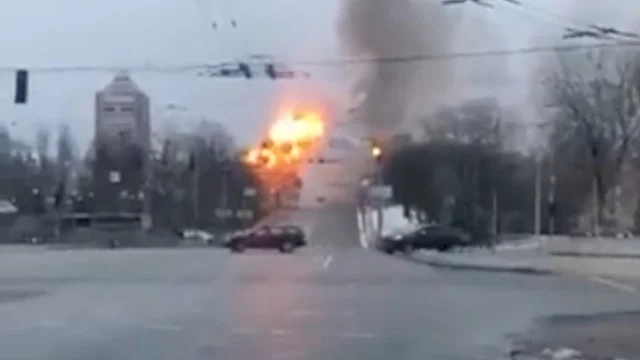 Ucraina: un passante riprende l'attacco alla torre della tv di Kiev