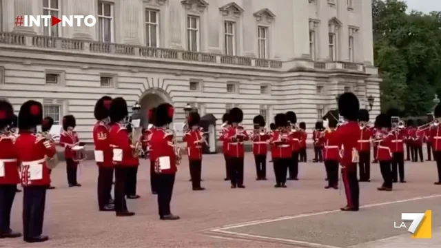 Buckingham Palace omaggia Ozzy Osbourne: la Guardia Reale suona "Paranoid" dei Black Sabbath