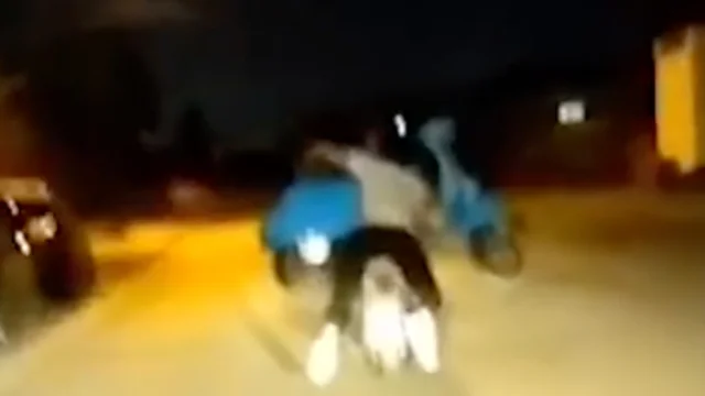 "Cose da pazzi!": in due sullo scooter con una "Vespa" in braccio