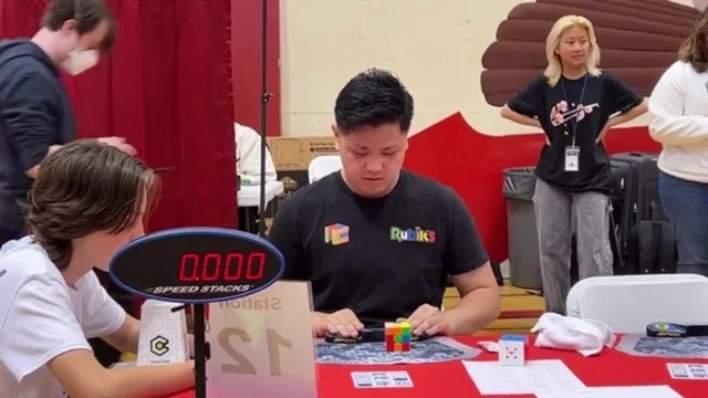 Risolve il cubo di Rubik in 3 secondi: è record mondiale