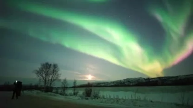 L'aurora boreale illumina il cielo di verde, rosa e giallo: le immagini spettacolari