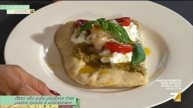 Pizza alla pala pugliese con pesce spada e melanzane