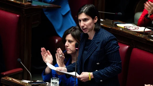 Caso Almasri, Elly Schlein attacca Giorgia Meloni: "Presidente del coniglio, scappa!"