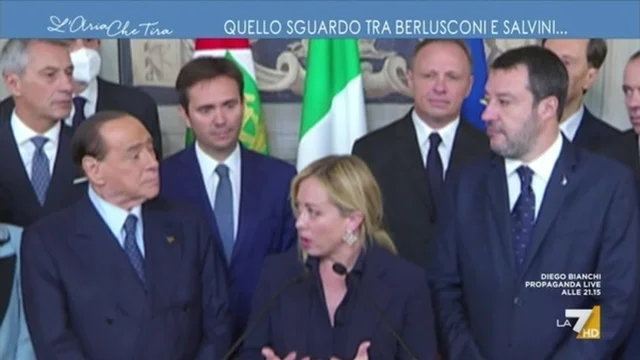 Giorgia Meloni inizia a parlare: Berlusconi e Salvini si guardano così