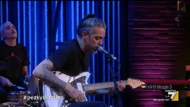 La #propagandaorkestra interpreta "Red Right Hand" di Nick Cave and the Bad Seeds