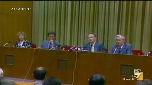 9 novembre 1989, l'annuncio a sorpresa di Günter Schabowski, funzionario della DDR: 'Si può attraversare il muro, anche da oggi'
