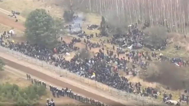 Tensione al confine tra Polonia e Bielorussa: i soldati polacchi respingono migliaia di migranti