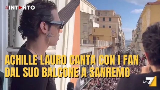 Achille Lauro canta con i fan dalla finestra della sua camera d’hotel a Sanremo
