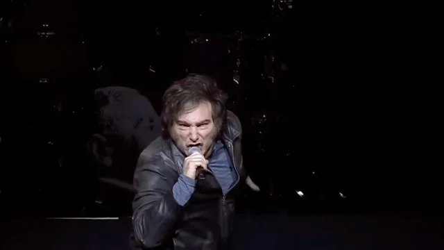 Governo Milei travolto dagli scandali: il presidente reagisce cantando sul palco