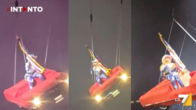 Paura per Beyoncé a Houston: rischia di perdere l’equilibrio da un’auto sospesa durante lo show