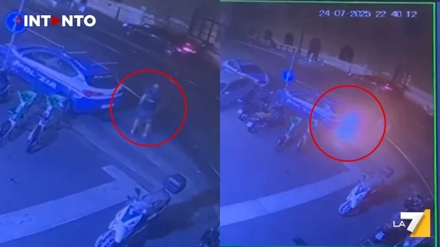 Roma, dà fuoco a due auto della polizia davanti al commissariato: ripreso dalle telecamere