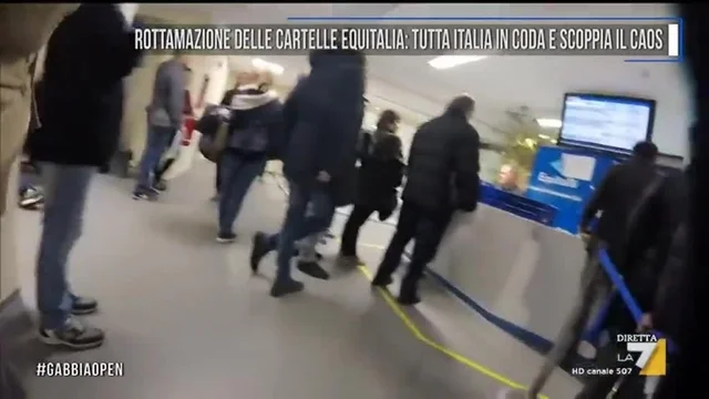 Rottamazione delle cartelle di Equitalia: tutta Italia in coda e scoppia il caos