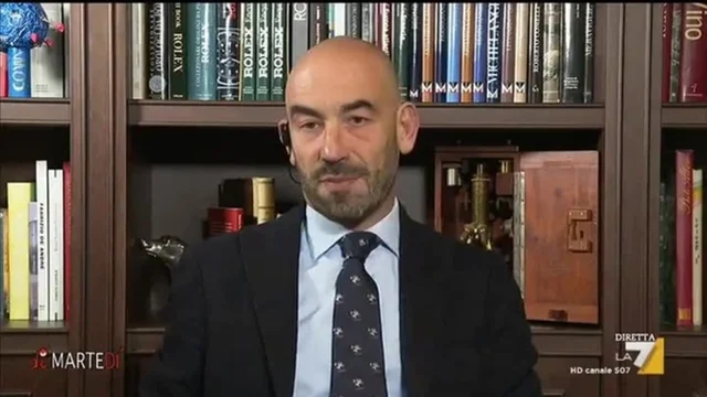 Vaccino, Matteo Bassetti: "Ci mettiamo 5 anni a vaccinare tutti..."