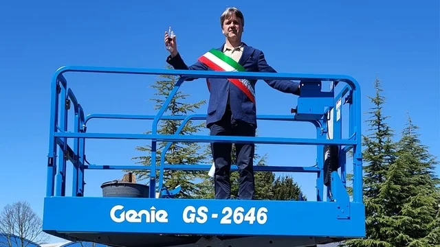 "Cittadini, armatevi e partite!": il nuovo sindaco festeggia così l'elezione