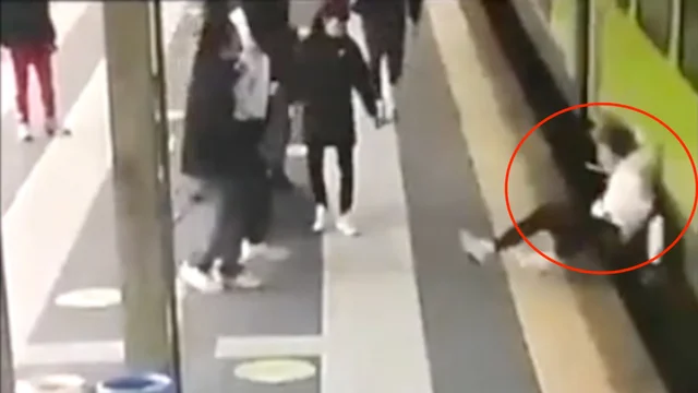 Seregno, il video shock del 15enne spinto sotto il treno