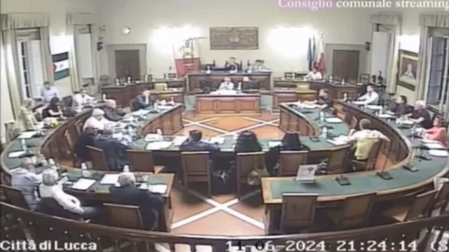 Lucca, "Un minuto di silenzio per l'elezione di Ilaria Salis." Scoppia la polemica in Consiglio Comunale