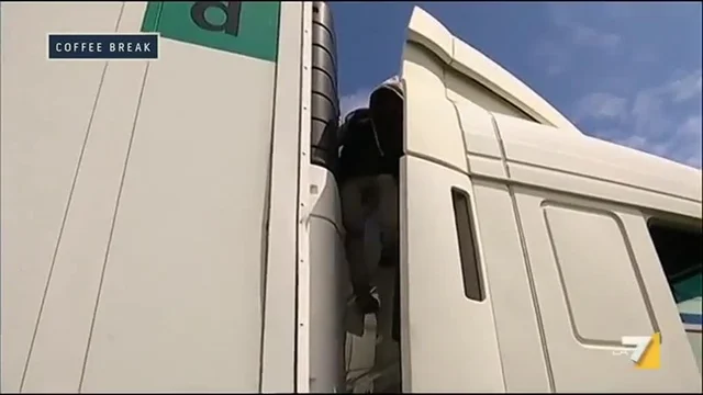 Calais - L'assalto dei migranti ai TIR per entrare in Gran Bretagna