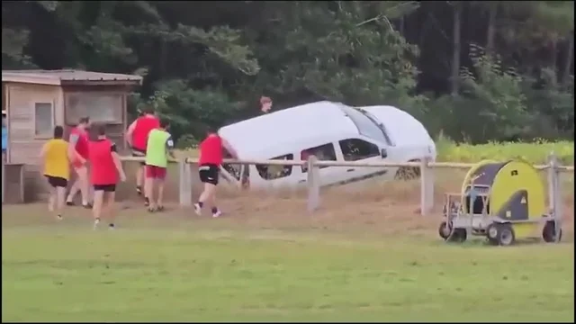 Auto cade nel dirupo vicino un campo da rugby, i giocatori la recuperano a braccia