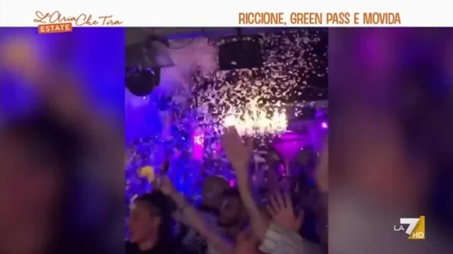 Riccione, green pass e movida