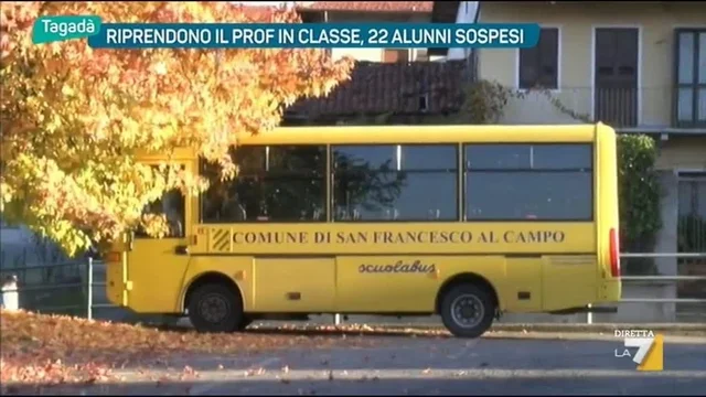 Riprendono il Prof. in classe, 22 alunni sospesi