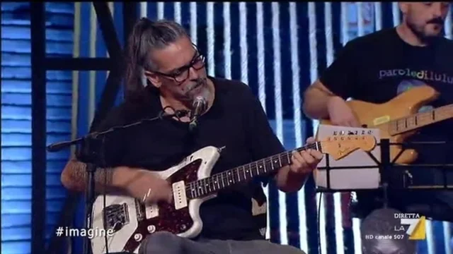 La #propagandaorkestra suona "Imagine" John Lennon dal vivo