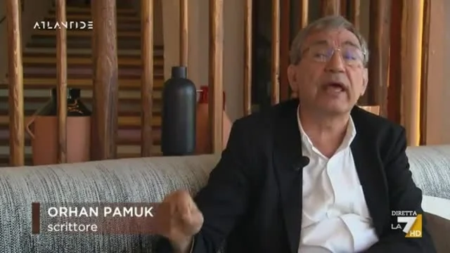 Ucraina, il premio Nobel Orhan Pamuk: "Solo gli intellettuali possono dire la verità, per questo Putin li fa arrestare"
