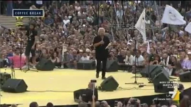 Beppe Grillo attacca Sergio Mattarella, Matteo Renzi scherza con Paolo Bonolis