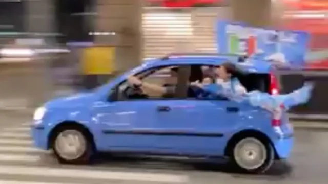 Napoli campione d'Italia, festeggiamenti per le strade di Milano