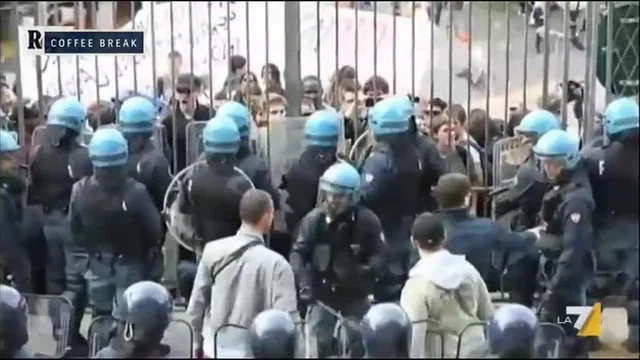 Bologna - Renzi contestato alla Festa dell'Unità