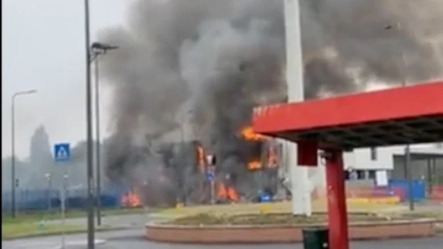 Milano, aereo precipita a San Donato: palazzo in fiamme