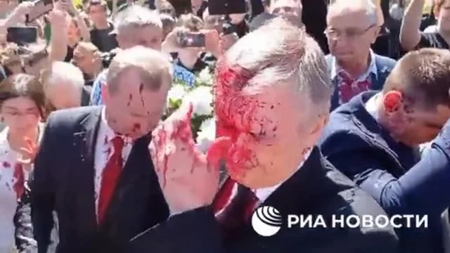 Polonia, l'ambasciatore russo cosparso di vernice rossa da manifestanti contro la guerra in Ucraina