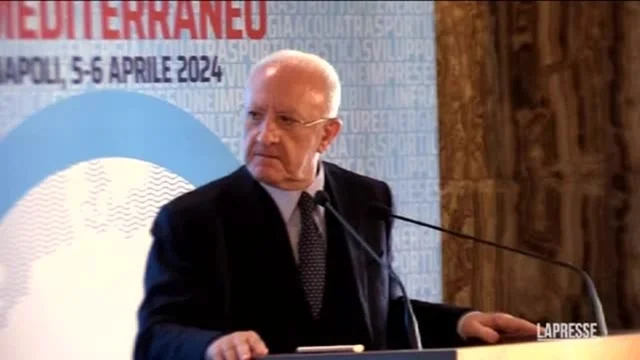 De Luca infastidito dall'interruzione: "Se vuoi mi vado a sedere..."